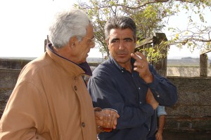 Marcelo Santafé Martón coversa con su hijo José Ángel en la finca Juncal de la navarra Villafranca.