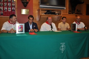 Alfredo Pérez, directivo, Iván Fandiño, Juan Ignacio Ganuza, presidente del taurino, Niño de Leganés y Carlos Notario, directivo.