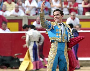 Dávila MIura saluda triunfal en la plaza de Pamplona