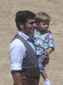 Francisco Expósito con su hijo durante un tentadero celebrado el año pasado en Tafalla.