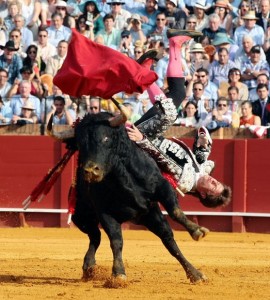 El primero, de Toros de Cortés, cogió espectacularmente e hirió a El Juli. Fotografía: Arjona.