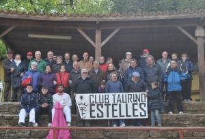 Los socios del Club Taurino Estellés en la plaza de tientas de Reta.