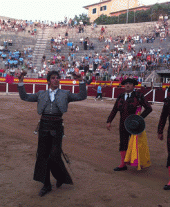 Armendáriz pasea las dos orejas del cuerto toro en la plaza de Muro.