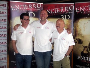 El productor Enrique Urdánoz, el director Van der Zee y el corredor Miguel Eguíluz.
