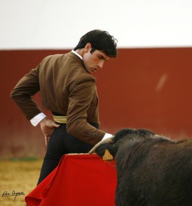 Javier Antón, preparándose en un tentadero.