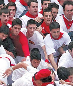Jon Mendoza, en el centro de la imagen, con camiseta blanca y una especie de pegatina en el pecho. Fotografía: Calleja.