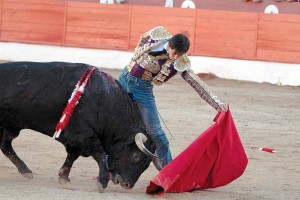 Natural de Jiménez Fortes, que tuvo que tirar de vaqueros en su faena al sexto toro. Fotografía: Galdona.
