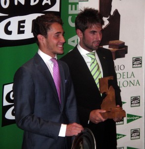 Posada de Maravillas y Roberto Armendáriz con sus respectivos trofeos.
