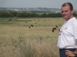 Ricardo Fraguas en El Romeral con sus toros al fondo, hace cuatro años.