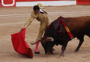 Derechazo de Paco Ureña al toro 'Pañoso' de Bañuelos.