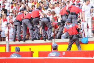 La Policía Foral interviene antes de encierro de San Fermín.