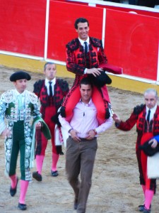 Morenito de Aranda, saliendo a hombros en Fitero, se convirtió en el primer triunfador de la temporada navarra.