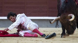 Miguel Abellán sufrió una dura cogida ayer, viernes, en Las Ventas, donde logró cortar una oreja.