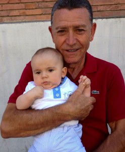 Manolo Rubio con su nieto Oihan Taval, de 2 años.