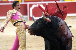 David Mora ante un toro de Torrestrella, el año pasado en Pamplona