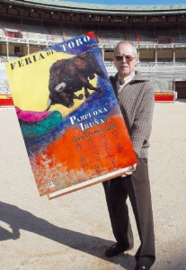 Ignacio Cía, en 2008, con su cartel anunciador de la Feria del Toro.
