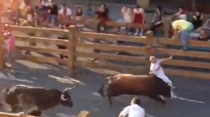 Momento en el que uno de los toros alcanza a un corredor.