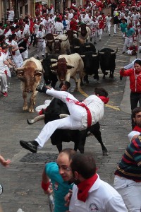 Momento en que un toro es volteado por un Garcigrande. Fotografía: Jacobo Silvestre.