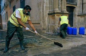 Operarios aplicando el antideslizante junto al ayuntamiento en 2013.