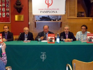 Ignacio Cía, segundo por la izquierda, junto a Juan Ignacio Ganuza, en el centro de la imagen.