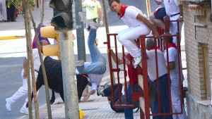 Momento en el que una vaca embiste a uno de los tres heridos en el necierro de Valtierra.