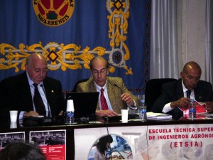 El veterinario Ángel Fernández y los directores de las jornadas, Antonio Purroy y Carlos Buxadé, en una sesión hace dos años de las últimas jornadas.