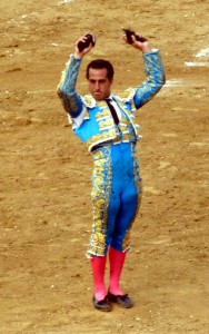 1.Iván Fandiño muestra en triunfo las dos orejas conseguidas del tercero de la tarde en Estella.