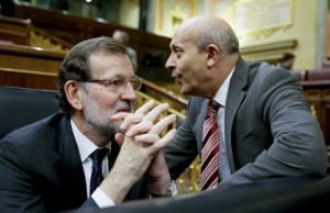 Rajoy parece escuchar a Wert en el Congreso. 