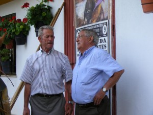 Alfredo García Merchante, a la derecha, conversa con Juan Mercado, también ganadero de Jaén.