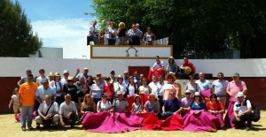 Los aficionados corellanos en la plaza de tientas de Partido de Resina.