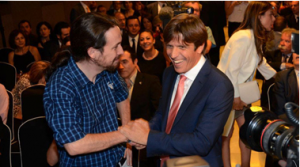 Pablo Iglesias y El Cordobés conversan durante la entrega de premios.