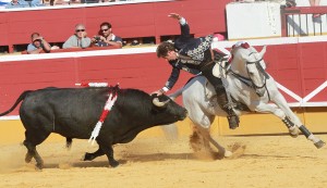 Hermoso de Mendoza, sobre ‘Pirata’, adornándose ayer en la plaza de toros de Soria.
