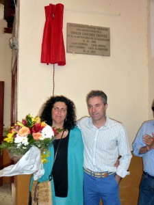 Bajo la placa en su honor, Sergio Sánchez con su esposa, Laura Abad.
