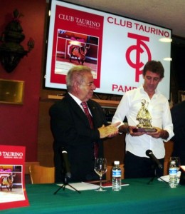 El vicepresidente del club, José María Sevilla, entregó a Hermoso una imagen en plata de San Fermín.