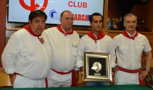 Iván Fandiño junto al presidente del Club Taurino de Pamplona y representantes de Diario de Navarra.