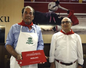Antonio Miura con el premio al ‘Toro más jugoso’, acompañado por Pablo Jiménez, presidente del Gazteluleku. Fotografía: Efe.