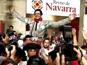 Ureña sale a hombros tras una tarde que nunca olvidará. Fotografía: Efe.