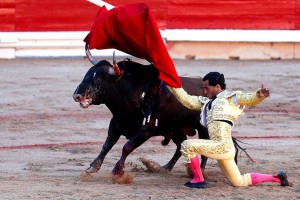 Pase de pecho rodilla en tierra de Iván Fandiño. Fotografía: Efe.