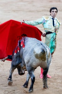 Paco Ureña cerró su faena al sexto con unas manoletinas. Fotografía: Efe.