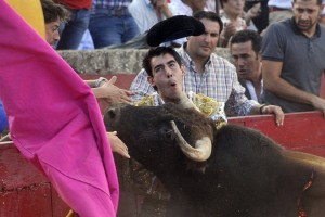 Momento en el que el toro de Orive cornea en el cuello a Jiménez Fortes. Fotografía: Efe.