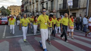 La Asociación Benaventana del Toro Enmaromado desfila por las calles de Lodosa.