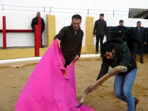 Sergio Sánchez ejecuta una verónica ante las astas llevadas por Francisco Expósito.