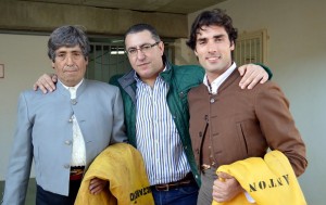 Los diestros Jorge Motril y Javier Antón con un aficionado.