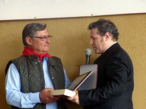 Manolo de los Reyes recibe el I Trofeo a la Promoción de la Tauromaquia de manos de Patxi Garbayo, presidente la Federación Taurina de Navarra.