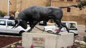 El monumento al toro con soga de Lodosa cuenta ya con una panel informativo sobre esta tradición taurina de Navarra.