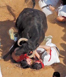 La vaca número 81 protagonizó uno de los momentos de mayor tensión al arrollar a varios mozos.