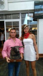 Francisco Hidalgo, mayoral de Ganadería de Pincha, y Patri Baigorri, hija del ganadero de Lodosa, recogieron el trofeo a la mejor novillada del año pasado.