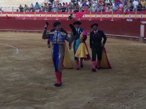 Toñete pasea en triunfo una de las dos orejas que ha cortado esta tarde en Almería.