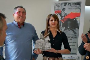 José Antonio Baigorri y su hija Patri, con el trofeo, el sábado pasado en Saint Perdon. Fotografía: Mateo Saubion.