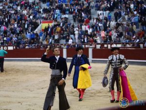 Paco Ramos, de azul y azabache, sigue a Martín Burgos en su vuelta triunfal en Las Ventas tras haber cortado una oreja.